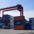 На контейнерном терминале - в центре козловой контейнерный кран KALMAR RTG на пневмоходу г/п 45 т