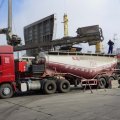 На 44 причале - перегрузка цемента с судна в цементовоз с помощью судоразгрузчика сыпучих грузов