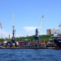 Контейнерная площадка на 50 причале - вид с акватории бухты Золотой Рог